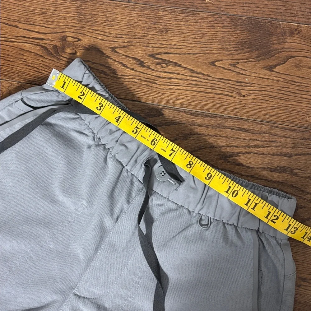 FIGS Men's Gray 21‑Pocket Cargo Scrub Pants Size Small Button Front pull on